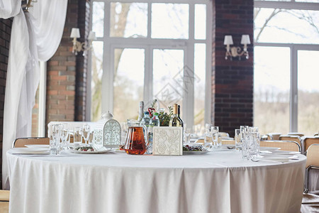 为活动派对或婚宴设置的桌子宴会桌设计节日餐桌布置桌子上图片