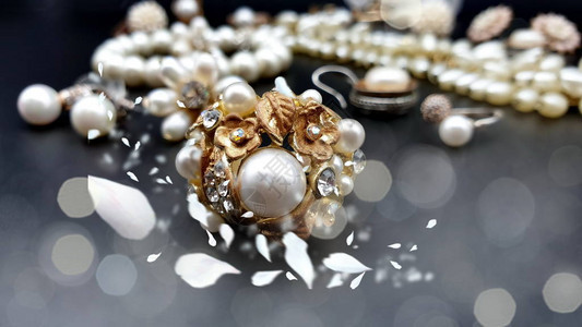 珠宝服装宝石祖母绿蛋白石水晶珍珠复古银金戒指耳环项链手黑色图片
