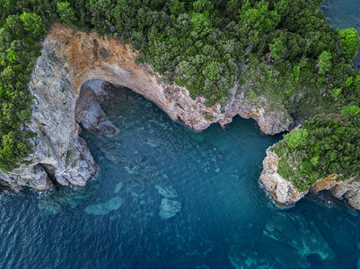 黑山海岸的陡峭悬崖未遭破坏的自然状况图片