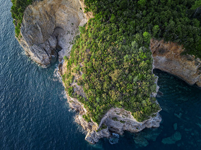 黑山海岸的陡峭悬崖未遭破坏的自然状况图片