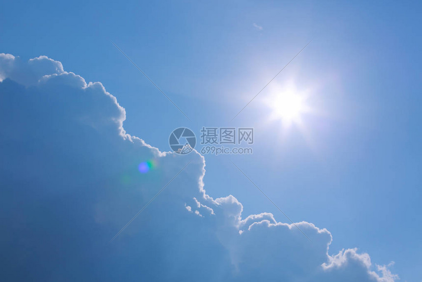 炎热的夏日阳光在明晴的蓝天