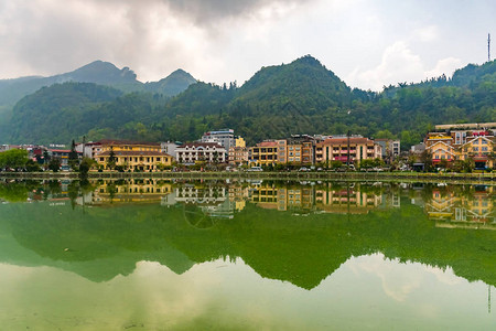 萨帕谷城市景观早上在湖面上倒影越南图片