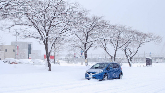 日本雪路上的汽车图片