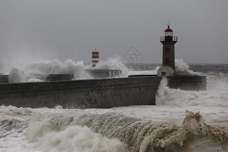 暴风雨中的杜罗河口北码头和灯塔图片
