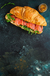咸鲑鱼羊角面包面包芝麻菜和其他配料图片