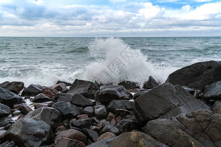 在海中的岩石上溅水沉船背景图片