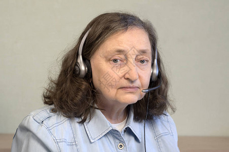 戴耳机的漂亮老妇人调度员接线员老年人工作退休人图片