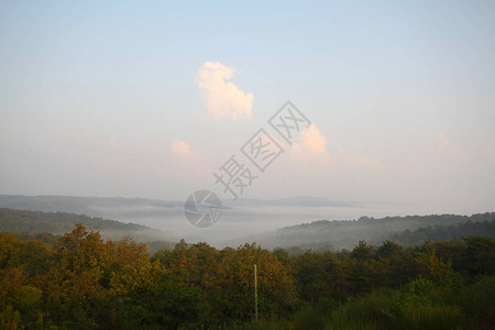 雾中的山景山里的房子荒野上的古老鬼屋荒地中间的木屋风景秀背景图片