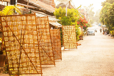 琅勃拉邦街上的竹架上放着许多宣纸图片