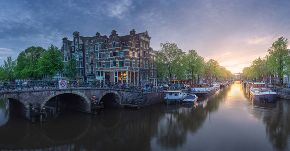 阿姆斯特丹市风景反映水上建筑的建筑图片