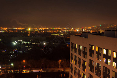 高层现代建筑的夜景图片