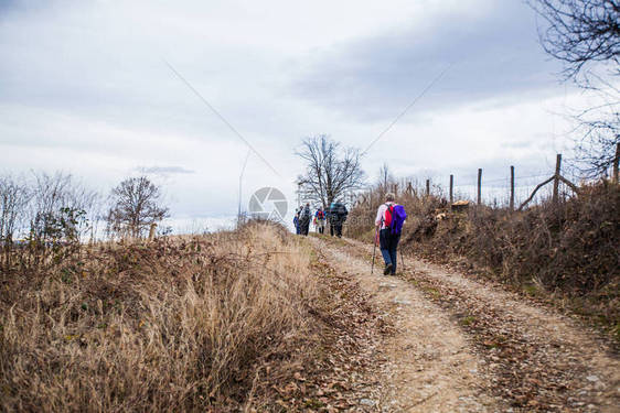徒步旅行健康生活方式活跃人群体在农图片