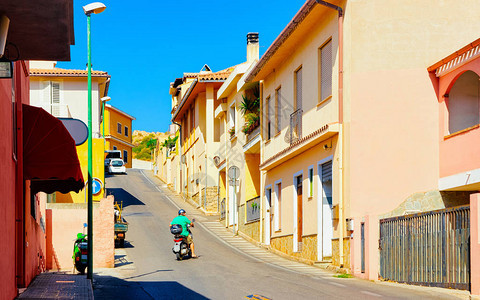 意大利南撒丁岛卡利亚里市道路上摩托车的街道景观骑摩托车的人在撒丁岛的意大利撒丁岛小镇市区图片