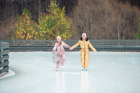 冬天雪可爱的小女孩在寒冷图片