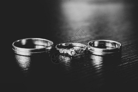 婚嫁订婚戒指爱情概念选择焦点黑白相图片