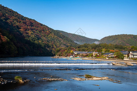 从Togetsukyo桥观测到周围山脉的河流和秋色及秋季颜色日本京都林山Arash图片