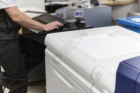 打印机操作工厂空间的技术印刷设备单图片