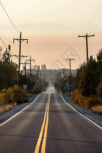 美国俄勒冈州史密斯洛克州立公园旁边的兰图片