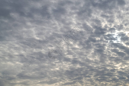 雨前蓝天上的灰色积云很多小云图片