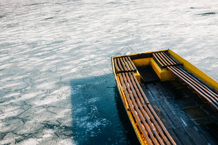 冬天在结冰的湖里划船图片