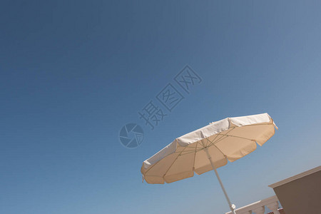 a伞作为遮阳和蓝天空作图片