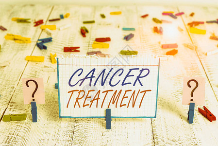 概念手写显示癌症治疗概念意义对癌症患者的医疗护理分析木桌上放着图片