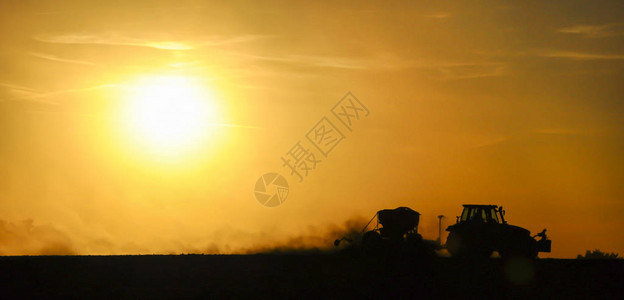 一个拖拉机在田里播种子的轮廓高清图片