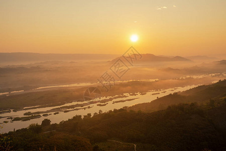 湄公河美丽的日出日出时有雾图片