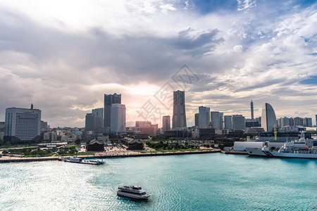 城市摩天大楼游乐园摩天轮和日本横滨市港口的景观图片