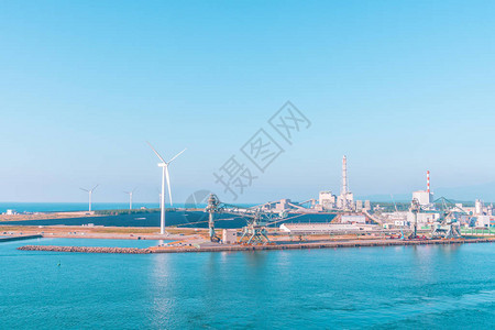 Sakaata镇日本的工业港口和风力图片