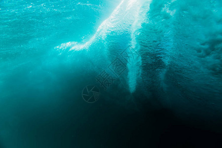 水下有气泡的波浪在水图片