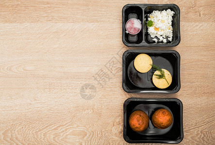 健康食品配送带走食物来塑料盒中的健身营养均衡的蛋白质脂肪和碳水化合物图片