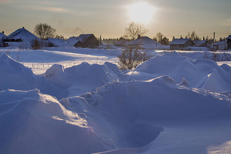 冬天飘着雪冬天的那种夕阳图片