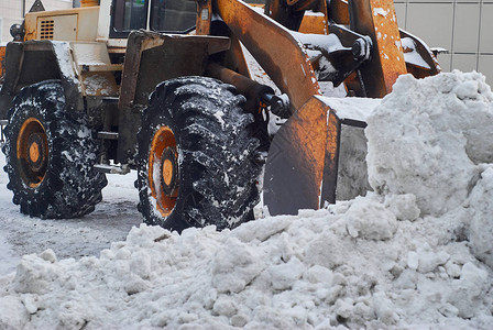 特写装载机铲斗清除雪堆图片