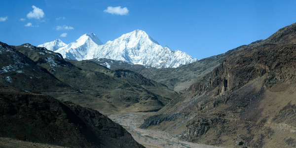 皮林山谷的V形支线山脊曲折的河流山谷背景图片