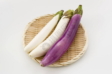 长白茄子和长紫茄子竹筛子图片