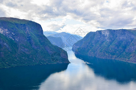 挪威艾于兰峡湾和山脉的壮丽景色图片