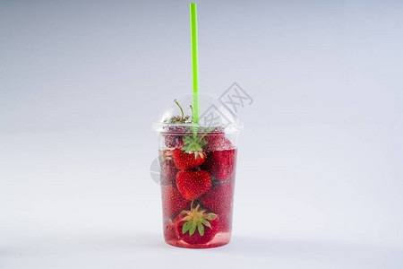 玻璃杯中的新鲜草莓草莓图片