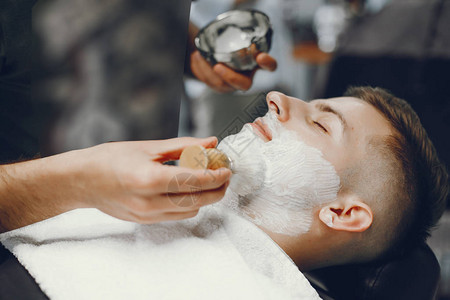 理发店的一个人在理发店刮胡图片