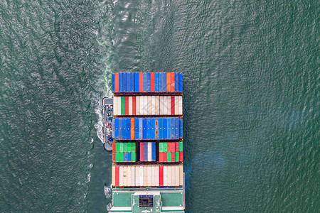 大型TEU集装箱船到达港口的顶部鸟瞰图图片