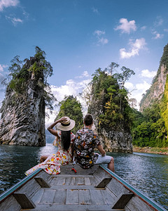 在泰国度假的男女青年夫妇参观泰公园KhaoSokJung图片