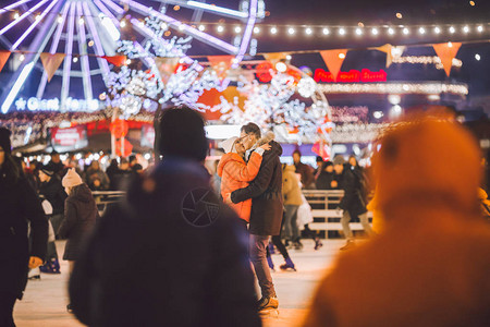 热恋中的情侣圣瓦伦丁盛宴的浪漫人物真爱幸福的夫妇晚上在城市溜冰场玩得开心快乐浪漫的年轻夫妇在溜背景图片