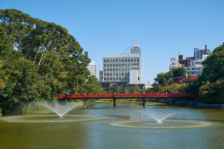 日本大阪天野二公园的喷泉和红桥环绕着川之图片