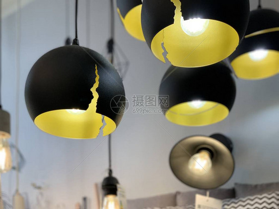原装黄黑色吸顶灯电器商店里的现代吊灯用于公寓或办公室内装饰的图片