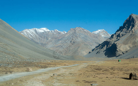 尼泊尔安纳普尔纳赛道地区的干燥沙漠喜马拉雅山丘景观高地岛屿徒步远足背景尼泊尔图片