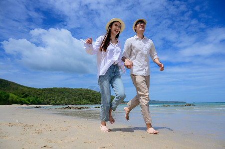 情侣喜欢在海滨一起奔跑生活的方向照样向前图片