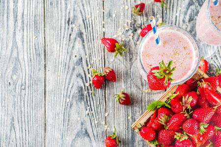 草莓冰沙或奶昔图片