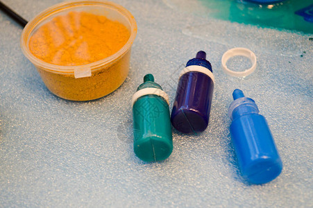 用丙烯树脂绘画用蓝色和绿色涂料的美丽的管子罐图片