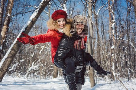 男人在冬日以快乐的方式背着女人图片