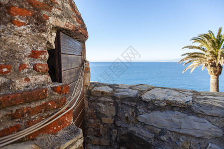 从利古里亚海沿岸的一个小渔村卡莫利看到背景图片